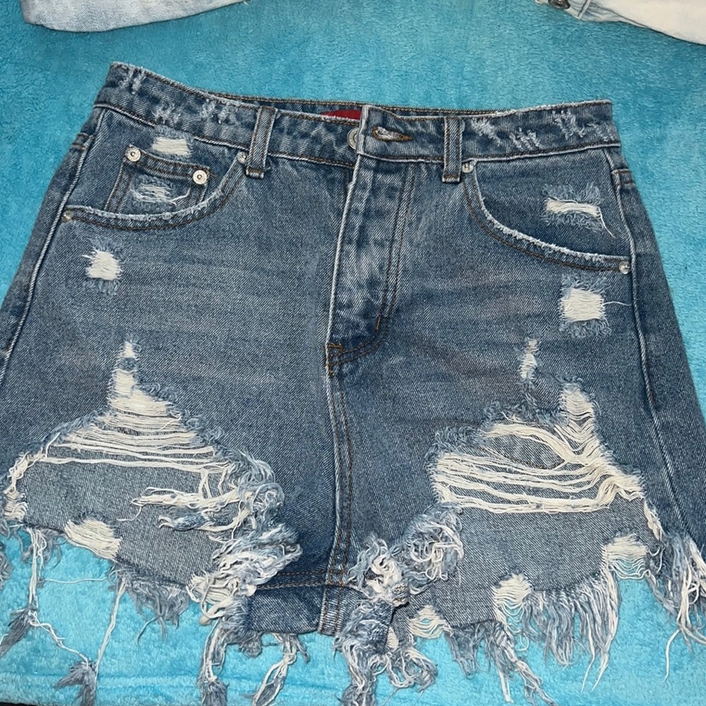 Signature 8 Women’s High Rise Distressed Jean Short - Size M